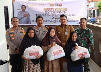 Kunjungi Lokasi Bencana, Kapolda Sulsel Serahkan 300 Paket Sembako