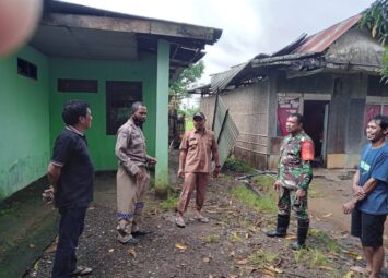 Respon Cepat, Bhabinkamtibmas dan Babinsa Datangi Rumah Warga Tertimpa Bencana
