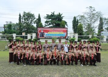 Kapolres Lampura Serahkan Trophy dan Piagam ke Pelajar SLTA