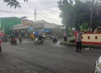 Personil Polsek Galut Atur Kelancaran Lalu Lintas