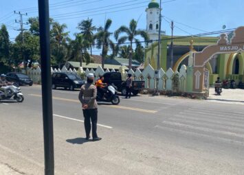 Personel Polwan Polres Bulukumba Giat Pengamanan Sholat Jumat