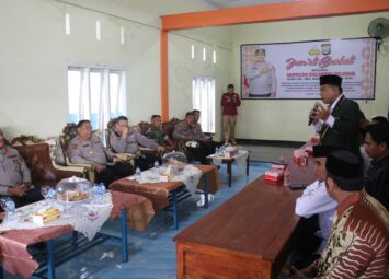 Jumat Curhat, Kapolda Sulsel Bagi Sembako di Kab Maros