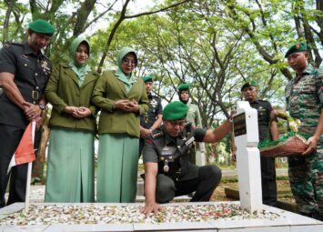 Kapendam XIV/Hasanuddin Pimpin Ziarah Rombongan di HUT ke-72 Penerangan TNI AD