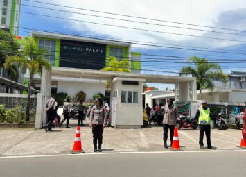 Polwan Polres Takalar Beri Rasa Aman Saat Pelaksanaan Sholat Jum’at