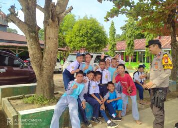 Polisi Sambangi Siswa Sekolah SMPN 1 Palleko