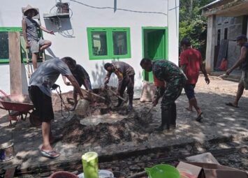 Bhabinkamtibmas dan Babinsa Kompak Bangun Mushola Bersama Warga