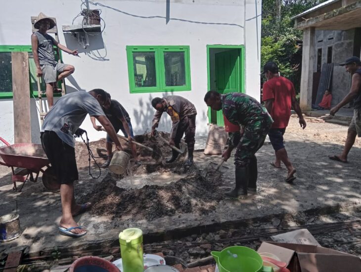 Bhabinkamtibmas dan Babinsa Kompak Bangun Mushola Bersama Warga