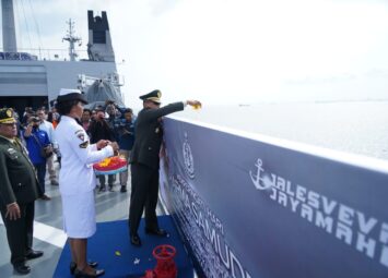 Irdam XIV/Hasanuddin Tabur Bunga di Dermaga Hatta