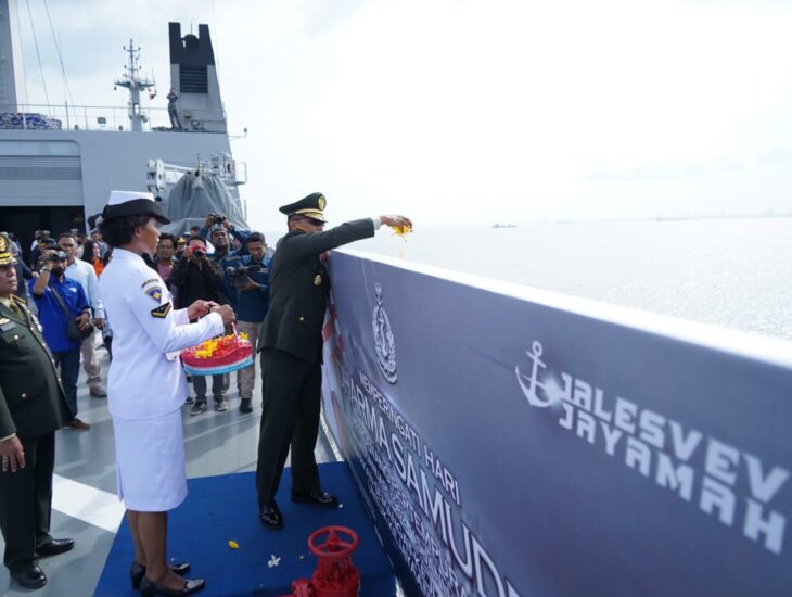 Irdam XIV/Hasanuddin Tabur Bunga di Dermaga Hatta