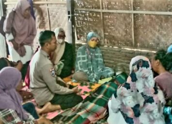 Wujud Empati, Bhabinkamtibmas Pallantikang Melayat Kerumah Duka