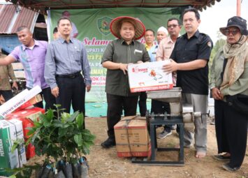 Bupati Tapsel Serahkan 10 Ribu Batang Bibit Cabai Ke 5 Koptan Kecamatan Sipirok