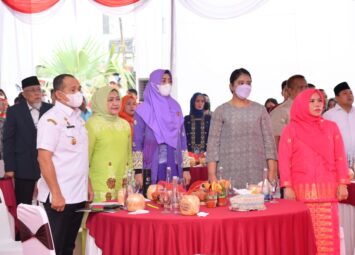 Pemerintah kabupaten Memberikan Bantuan Beras ke Warga