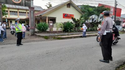 Beri Layanan Prima, Sat Lantas Polres Takalar Pengaturan di Depan Sekolah