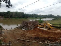 Pembuatan Jembatan Gantung Tak Kunjung Selesai
