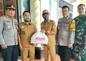 Kapolsek Serahkan Ratusan Paket Sembako 