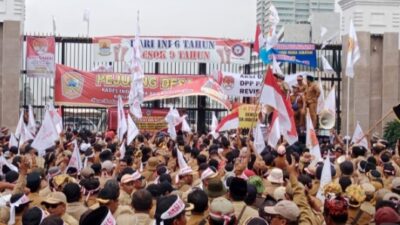 Ratusan Kades Unras di Depan DPR RI Tuntut Perpanjangan Jabatan 