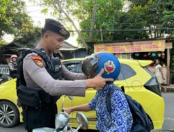 Tidak Gunakan Helm, Petugas di Takalar Tegur Pelajar Dengan Santun dan Humanis