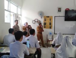 Kapolsek Didampingi Bhabinkamtibmas Melakukan Penyuluhan
