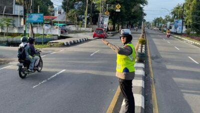 Melayani Masyarakat, Polwan Sat Lantas Polres Takalar Lakukan Pengaturan Pagi