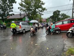 Meski Cuaca Hujan, Sat Lantas Polres Takalar Tetap Lakukan Pengaturan Pagi