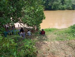 Seorang Bocah Hanyut di bawa Arus Sungai, Hingga Sekerang Belum di Temukan