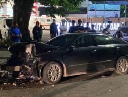 Wanita Tampa Busana Dalam Mobil Sedan Plat Merah Kecelakaan di Kota Jambi