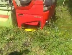 Pecah Ban Truk Tangki Oleng dan Terbalik di Pinggir Jalan Raya Sungai Rusa