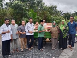 Juliarti Serahkan Bantuan Banjir di Lubuk Dagang Sambas