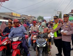 Kapolsek Labuhan Ruku Bersama Kompol Rudi Siregar, SH Berbagi Takjil Pada Masyarakat Batu Bara