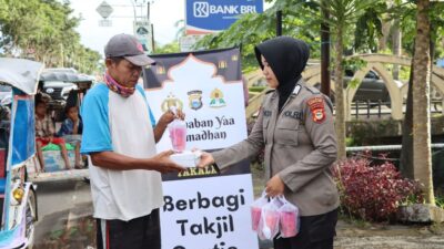 Bulan Penuh Berkah, Bhayangkari Bersama Polwan Polres Takalar Bagi Takjil Gratis