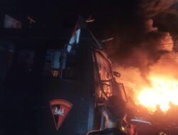 Team Brimob Polda Jambi Turunkan 1 Unit AWC Kebakaran di Kota Jambi