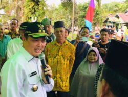 Wagub Ria Norsan Serahkan Bantuan Banjir di Lubuk Lagak