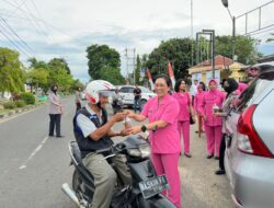 Ketua Bhayangkari Berbagi Taqjil di Depan Mako Polres Bungo