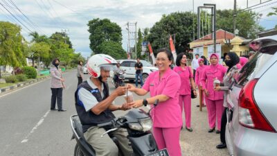 Ketua Bhayangkari Berbagi Taqjil di Depan Mako Polres Bungo