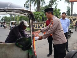 Kapolres Takalar Bersama Anggota Bagi Taqjil Untuk Masyarakat Takalar