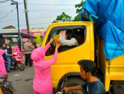 Berkah Ramadhan, Kapolsek Galsel, Bhayangkari Bagi Takjil ke Masyarakat