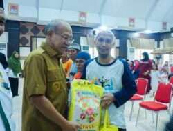 Baznas Kabupaten Jeneponto Bagi Paket Bahan Makanan