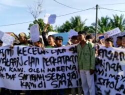 Siswa SMAN 1 Rundeng Demo di Depan Sekolah