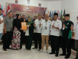 Juliarti Djuhardi Alwi Serahkan Berkas Bacaleg PKB di KPUD Sambas