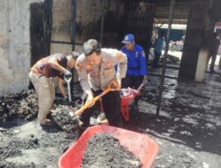 Kapolsek Simpang Kiri dan BPBD Kota Subulussalam Ikut Bersihkan Puing-puing Kebakaran