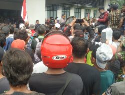 Buruh PT. Duta Palma Group Lakukan Aksi Demo di Halaman Kantor Besar Ledo