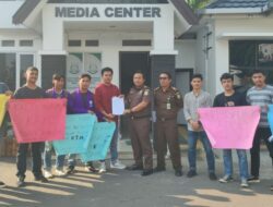 Aliansi Mahasiswa Unjuk Rasa di Kejaksaan Tinggi Jambi