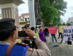 Gelar Aksi: Mahasiswa Universitas Nurdin Hamzah Gruduk Polda Jambi