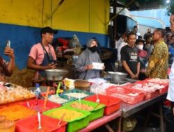 Presiden Jokowi Tinjau Harga Bahan Pangan di Pasar Palmerah