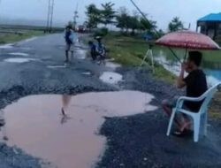Viral!!! Mancing Mania di Tengah Jalan, Baca Selengkapnya