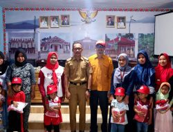Peratin  Kepala Desa Trimulyo Membagikan Seragam di Beberapa Sekolah Untuk PAUD