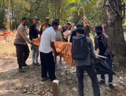 Tak Hanya Melayat, Bhabinkamtibmas ini Juga Ikut Mengantarkan Jenazah Warganya ke Tempat Pemakaman