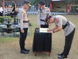 Gelar Upacara Serah Terima Jabatan Kapolsek Semendo di Lapangan Muara Enim