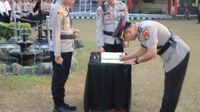 Gelar Upacara Serah Terima Jabatan Kapolsek Semendo di Lapangan Muara Enim