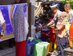 Personel Ditlantas Polda Sulsel Bagikan Air Bersih ke Warga yang Membutuhkan